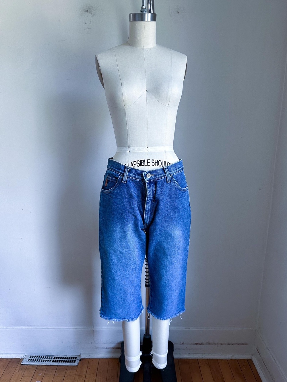 ⭐️3/$30⭐️ (bundle deal) Vintage 1990s Jean Shorts / Jorts / Denim Capris // 29"